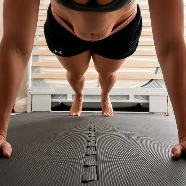 Mujer haciendo ejercicios abdominales
